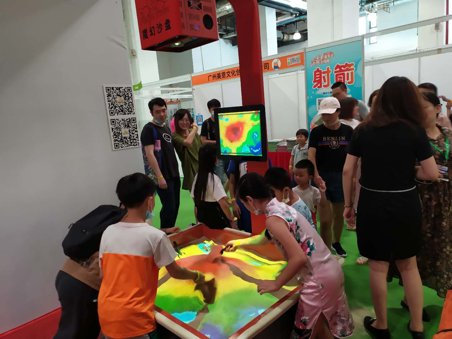 智能幼教品牌MagicFloor幼儿园科探室儿童挖沙游戏互动投影魔幻沙盘