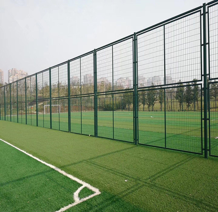 扬州绿色铁丝围栏网 足球场围网 体育设施围网厂家设施安装