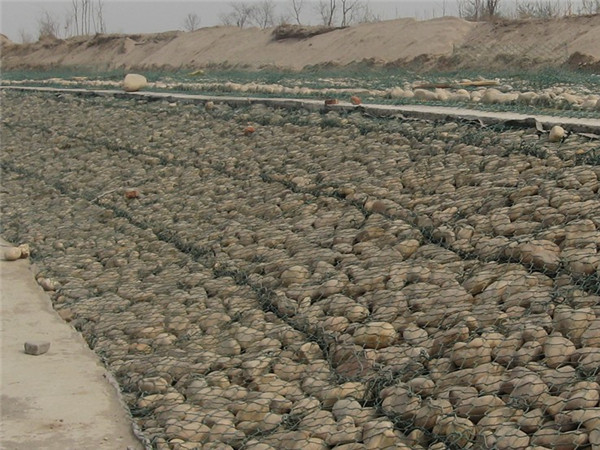 山洪沟下游河底采用2-1-1铅丝笼防冲墙