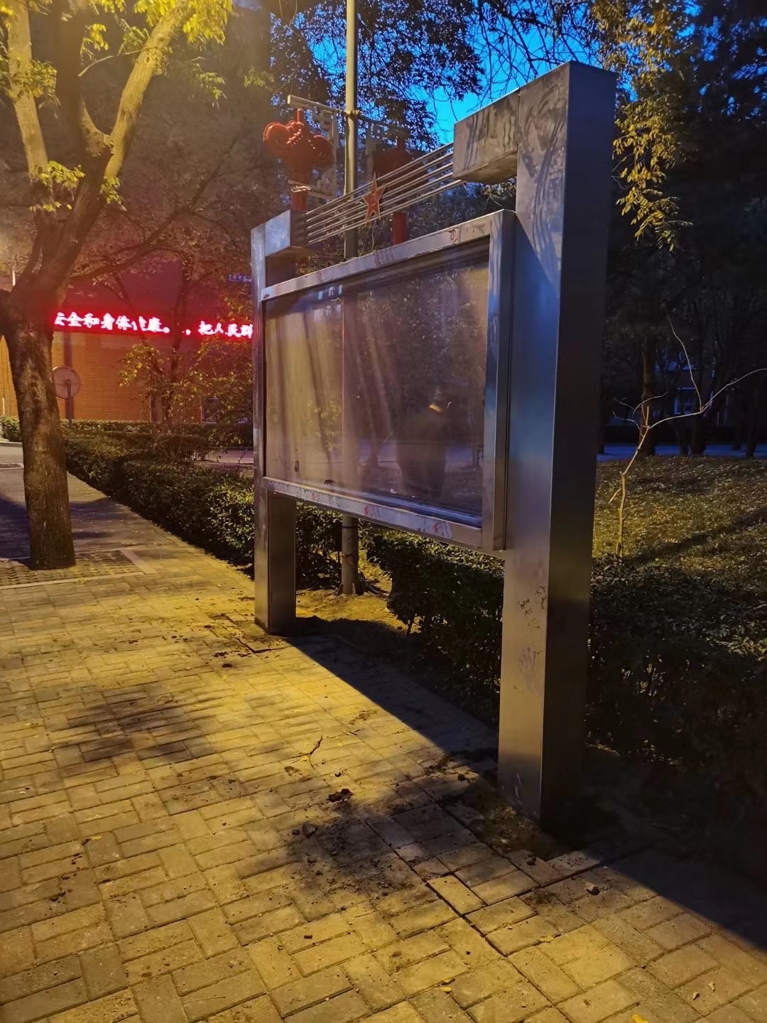 北京朝阳区定制宣传栏焊接加工不锈钢灯箱橱窗安装